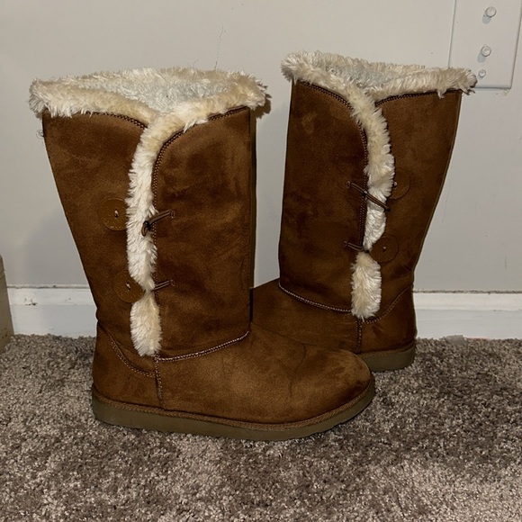Brown boots with white fur(not real fur)Worn blue ink at top from jeans - Picture 2 of 4